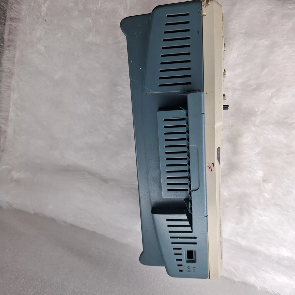 TEKTRONIX TBS 1072B DIGITAL OSCILLOSCOPE 70MHz 1 GS/s TBS1072B